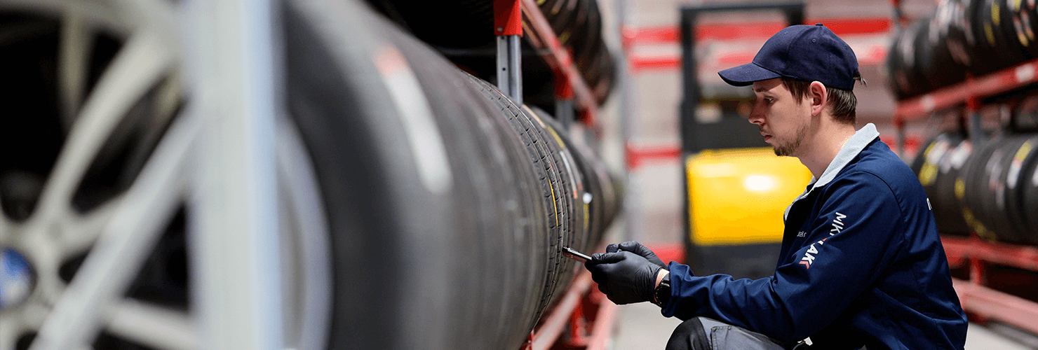 Dekkhotell - oppbevaring, hjulskift og dekkvask inkludert Dekkhotell - oppbevaring, hjulskift og dekkvask inkludert